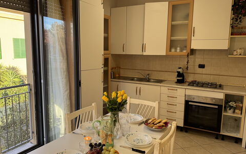 Al Civico 80: Mobilia, Pavimentazione, Legna, Interior Design, Elettrodomestico Da Cucina, Cucina, Pavimento, Apparecchio Major, Cucina & Sala Da Pranzo Tavolo, Controsoffitto