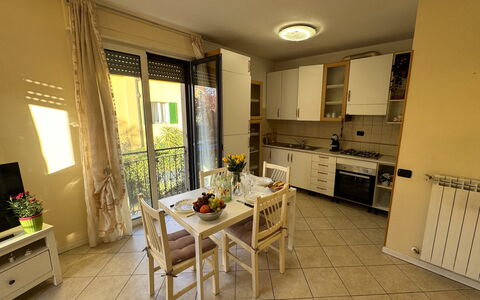 Al Civico 80: Mobilia, Legna, Pavimentazione, Interior Design, Pavimento, Cucina & Sala Da Pranzo Tavolo, Sedia, Tavolo, Sala Da Pranzo, Camera