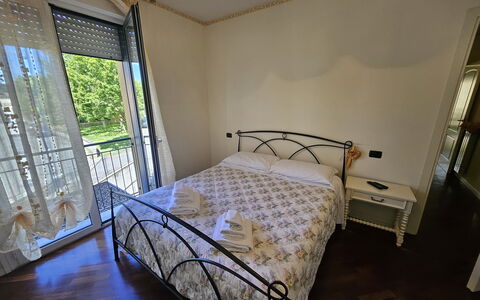 Al Civico 80: Letto, Balcone, Camera Da Letto, Bedding, Sedia, Telaio Del Letto, Villa, Hotel, Lenzuolo, Corrimano