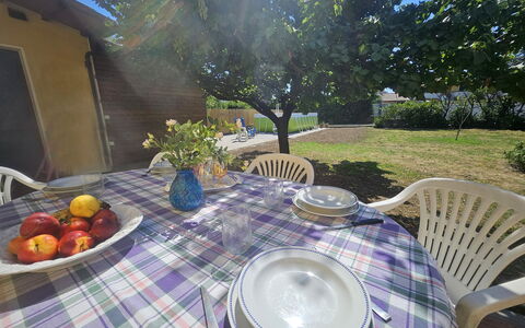 Villa Lory: Mobilia, Tavolo, Sedia, Tovaglia, Mobili Da Esterno, Giardino, Tavolo Esterno, Cucina & Sala Da Pranzo Tavolo, Shade, Prato