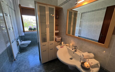 Villa Lory: Idraulico Fixture, Pavimentazione, Lavello, Interior Design, Lavandino Del Bagno, Pavimento, Rubinetto, Bagno, Idraulico, Camera