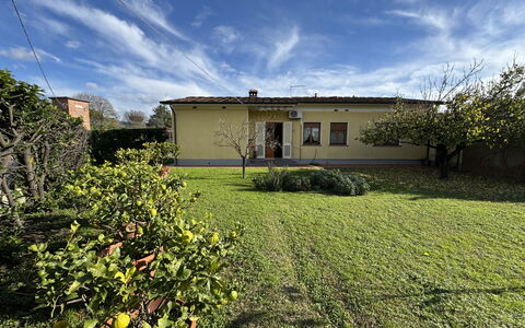Villa Lory: Erba, Casa, Arbusto, Lotto, Casa, Area Rurale, Giardino, Prato, Villetta, Estate