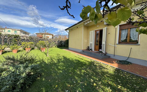 Villa Lory: Casa, Arbusto, Zona Residenziale, Casa, Giardino, Groundcover, Prato, Cortile, Backyard, Landscaping