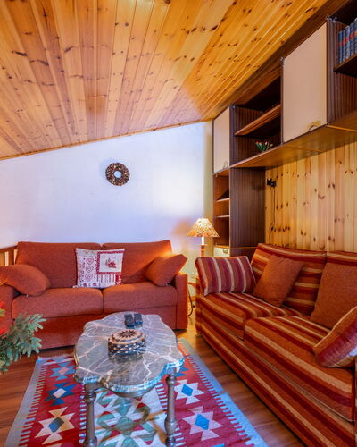 Gag Derby Apartment: Interior Design, Pavimentazione, Legna, Divano, Mobilia, Pavimento, Soffitto, Camera, Soggiorno