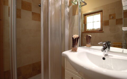Chalet Genzianella: Bagno, Idraulico Fixture, Interior Design, Lavandino Del Bagno, Parete, Lavello, Pavimentazione, Specchio, Pavimento, Rubinetto