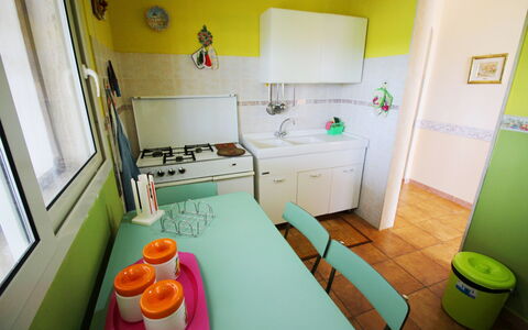 Villa Floridia: Mobilia, Interior Design, Pavimentazione, Cucina, Apparecchio Major, Pavimento, Camera, Controsoffitto, Elettrodomestico Da Cucina, Illuminazione