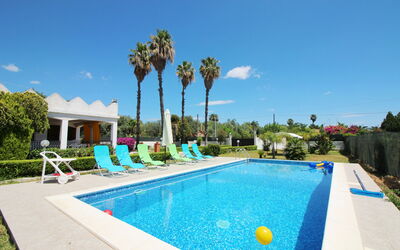 Villa Floridia: Blu, Piscina, Arbusto, Ricorrere, Giardino, Landscaping, Tempo Libero, Estate, Shade, Eco Hotel