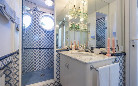 La Terrazza sul Mare: Blu, Parete, Interior Design, Idraulico Fixture, Bagno, Pavimentazione, Illuminazione, Specchio, Pavimento, Piastrella