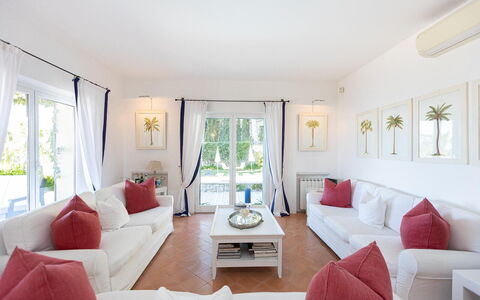La Terrazza sul Mare: Mobilia, Interior Design, Divano, Pavimentazione, Pavimento, Soggiorno, Tavolo, Soffitto, Casa, Camera