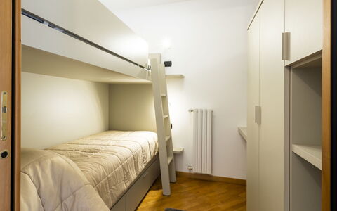 Baita Bucaneve: Camera Da Letto, Letto, Interior Design, Pavimentazione, Pavimento, Legna, Lenzuolo, Bedding, Soffitto, Mobilia