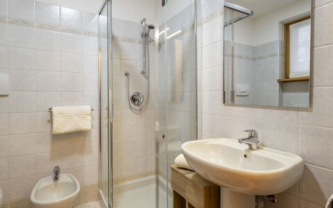 Baita Bucaneve: Pavimentazione, Pavimento, Interior Design, Idraulico Fixture, Lavandino Del Bagno, Bagno, Lavello, Camera, Rubinetto, Idraulico