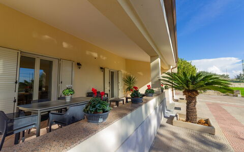 Villa Ninfa: Pavimentazione, Pavimento, Shade, Balcone, Vaso Di Fiori, Pianta Della Casa, Mobili Da Esterno, Eco Hotel, Landscaping