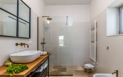 Lacorte di Ninetta: Pavimentazione, Interior Design, Pavimento, Idraulico Fixture, Bagno, Illuminazione, Casa, Soffitto, Rubinetto, Lampada