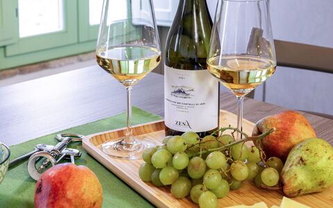 Villa Zena: Bottiglia, Tavola, Barware, Stemware, Bicchiere Di Vino, Bicchieri, Bottiglia Di Vetro, Vino