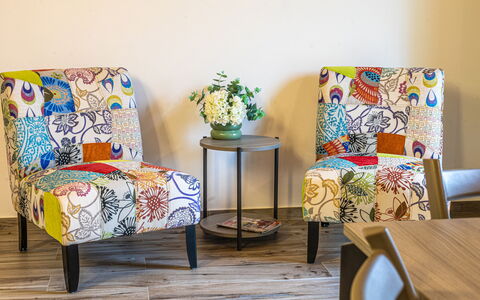 Villa Zena: Mobilia, Interior Design, Giallo, Pavimentazione, Pavimento, Tessile, Sedia, Marrone, Soggiorno, Arancia