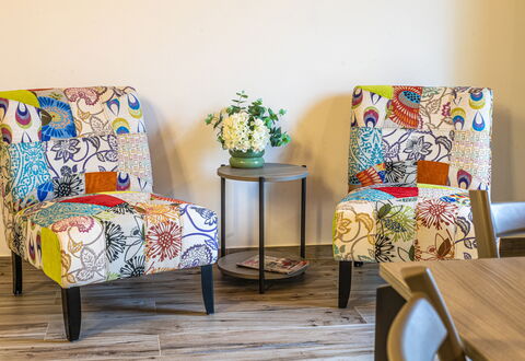 Villa Zena: Mobilia, Interior Design, Giallo, Pavimentazione, Pavimento, Tessile, Sedia, Marrone, Soggiorno, Arancia