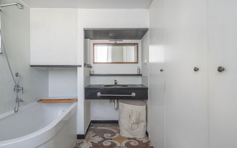 Torre Dell'Amore, Genova, Seaview: Bagno, Idraulico Fixture, Parete, Pavimentazione, Interior Design, Pavimento, Lavandino Del Bagno, Soffitto, Rubinetto, Lavello