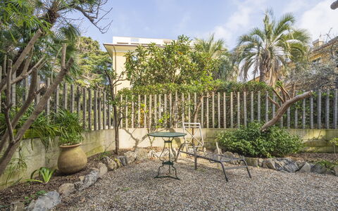 Torre Dell'Amore, Genova, Seaview: Arbusto, Giardino, Shade, Landscaping, Backyard, Cortile, Vaso Di Fiori, Flagstone
