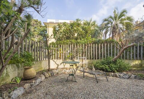 Torre Dell'Amore, Genova, Seaview: Arbusto, Giardino, Shade, Landscaping, Backyard, Cortile, Vaso Di Fiori, Flagstone