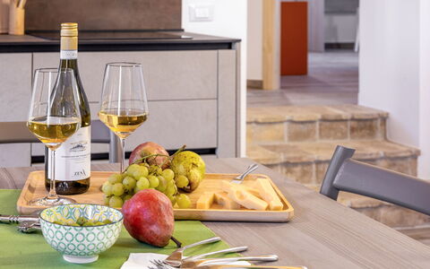 Zena Apartment: Tavola, Mobilia, Tavolo, Frutta, Bottiglia, Cibo, Serveware, Bicchieri