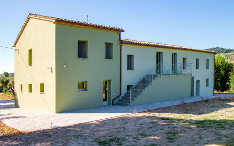 Zena Apartment: Parete, Facciata, Architettura, Casa, Zona Residenziale, Porta, Materiale Composito, Estate, Balcone, Gesso