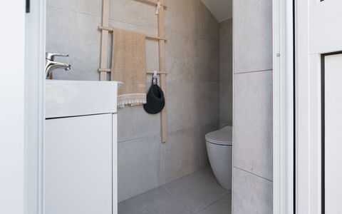 La Casa di Connie: Parete, Pavimentazione, Idraulico Fixture, Pavimento, Gabinetto, Toilet Seat, Bagno, Interior Design, Idraulico, Piastrella