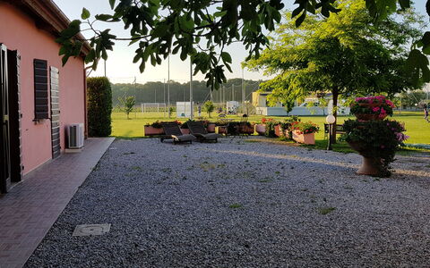 Appartamento Ibisco Seaside and Pool: Giardino, Driveway, Prato, Shade, Cortile, Flagstone, Landscaping, Passerella, Cobblestone, Cortile