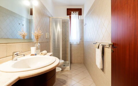 Villa Vitalis: Pavimentazione, Interior Design, Pavimento, Idraulico Fixture, Soffitto, Illuminazione, Mobilia, Bagno, Camera, Rubinetto