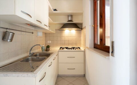 Villa Vitalis: Cucina, Elettrodomestico Da Cucina, Controsoffitto, Apparecchio Major, Lavandino Della Cucina, Interior Design, Legna, Pavimentazione, Cabinetry, Lavello