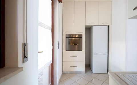 Villa Vitalis: Pavimentazione, Controsoffitto, Legna, Cabinetry, Pavimento, Interior Design, Cucina, Elettrodomestico Da Cucina, Apparecchio Major, Casa