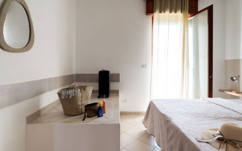 Villa Vitalis: Pavimentazione, Legna, Pavimento, Interior Design, Mobilia, Illuminazione, Soffitto, Camera, Camera Da Letto, Letto