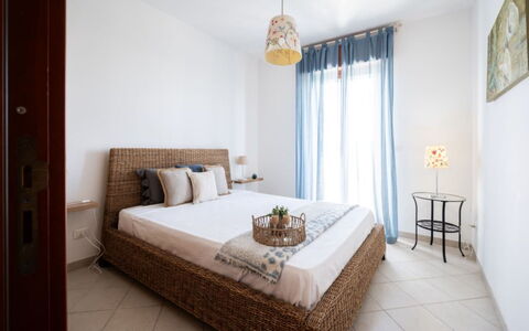 Villa Vitalis: Letto, Mobilia, Bedding, Camera Da Letto, Interior Design, Lenzuolo, Pavimento, Pavimentazione, Legna, Biancheria