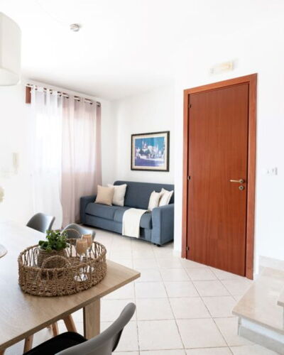 Villa Vitalis: Pavimentazione, Interior Design, Pavimento, Casa, Mobilia, Porta, Appartamento, Camera, Sedia, Soggiorno