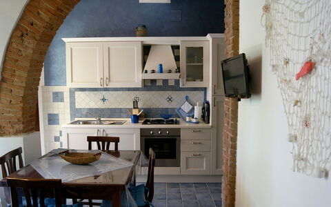 Appartamento Lavanda Seaside and Pool: Mobilia, Interior Design, Parete, Pavimentazione, Legna, Cucina, Pavimento, Camera, Cucina & Sala Da Pranzo Tavolo, Sedia