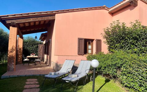 Appartamento Papavero Seaside and Pool: Casa, Casa, Zona Residenziale, Tetto, Porta, Shade, Agriturismo, Villetta, Giardino, Mobili Da Esterno