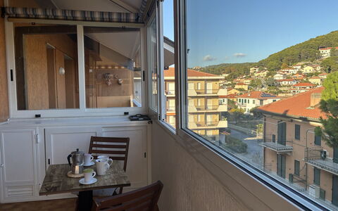 La Casa di Viviana Terrace, Close to the Beach: Appartamento, Balcone, Bicchiere, Sedia, Color Legno, Illuminazione Diurna, Latifoglie, Alluminio