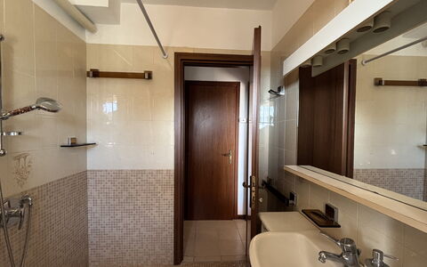 La Casa di Viviana Terrace, Close to the Beach: Lavandino Del Bagno, Bagno, Idraulico Fixture, Pavimentazione, Lavello, Interior Design, Parete, Pavimento, Soffitto, Specchio