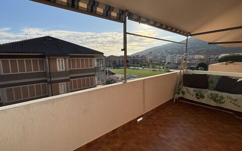 La Casa di Viviana Terrace, Close to the Beach: Appartamento, Balcone, Shade, Condominio, Illuminazione Diurna, Tenda, Struttura Esterna