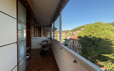 La Casa di Viviana Terrace, Close to the Beach: Appartamento, Balcone, Bicchiere, Color Legno, Latifoglie, Shade, Illuminazione Diurna, Deck, Alluminio, Corrimano