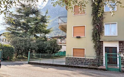 Ca dei Noni: Zona Residenziale, Casa, Appartamento, Sobborgo, Balcone, Recinzione, Home Scherma, Driveway, Paesino Di Montagna