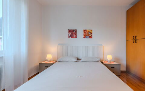 Ca dei Noni: Letto, Mobilia, Camera Da Letto, Bedding, Interior Design, Lenzuolo, Parete, Pavimento, Pavimentazione, Legna
