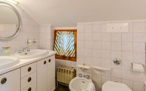 Erika: Lavandino Del Bagno, Bagno, Idraulico Fixture, Lavello, Interior Design, Pavimentazione, Pavimento, Mobiletto Del Bagno, Rubinetto, Specchio