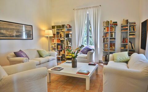 Casale Il Rondò, Private Pool, Città della Pieve: Mobilia, Interior Design, Pavimentazione, Parete, Divano, Pavimento, Legna, Soggiorno, Libreria, Camera