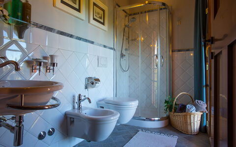 Villa Peccioli: Idraulico Fixture, Pavimentazione, Interior Design, Rubinetto, Pavimento, Idraulico, Bagno, Lavandino Del Bagno, Lavello, Lampada