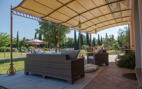 Villa Peccioli: Shade, Baldacchino, Mobilia, Mobili Da Esterno, Tenda, Struttura Esterna, Sedia, Giardino, Tavolo Esterno, Gazebo