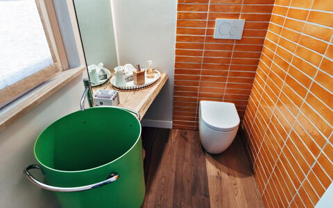 Villa Carciofa: Toilet Seat, Pavimentazione, Pavimento, Gabinetto, Bagno, Idraulico Fixture, Piastrella, Idraulico, Ceramica, Color Legno