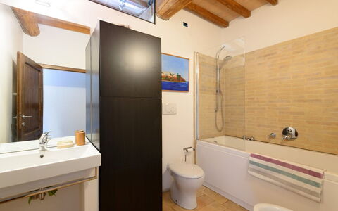 Villa Armonia: Idraulico Fixture, Bagno, Pavimentazione, Parete, Pavimento, Interior Design, Lavello, Rubinetto, Lavandino Del Bagno, Idraulico