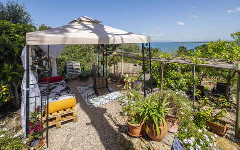 La Torre sul Ponte, Seaview, Garden: Mobilia, Mobili Da Esterno, Sedia, Giardino, Vaso Di Fiori, Tavolo Esterno, Shade, Struttura Esterna, Terrazza