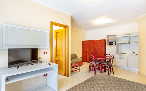 Alghero Residence, Seaside Apartments: Pavimentazione, Interior Design, Pavimento, Legna, Soffitto, Mobilia, Camera, Appartamento, Color Legno, Televisione