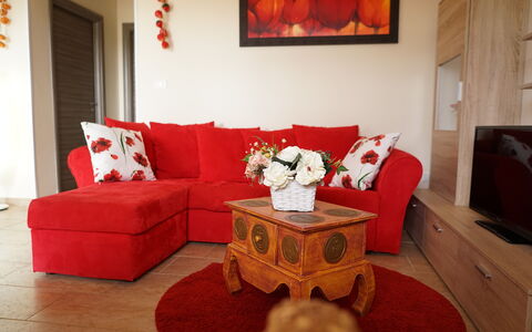 Villa Antony: Mobilia, Interior Design, Divano, Rosso, Pavimentazione, Camera, Pavimento, Cuscino, Soggiorno, Tessile